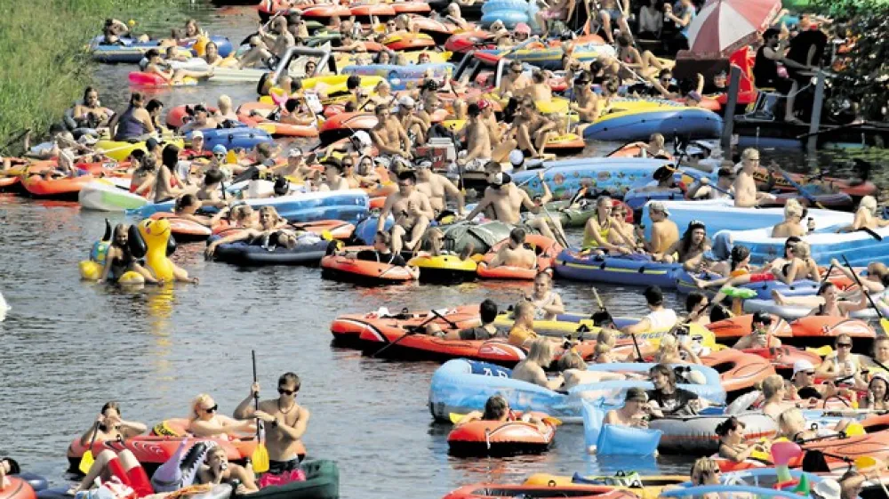Nenavaden festival na Finskem. Z napihljivimi čolni, naloženimi s pivom, Finci veseli plujejo proti Helsinkom. Kaljakellunta