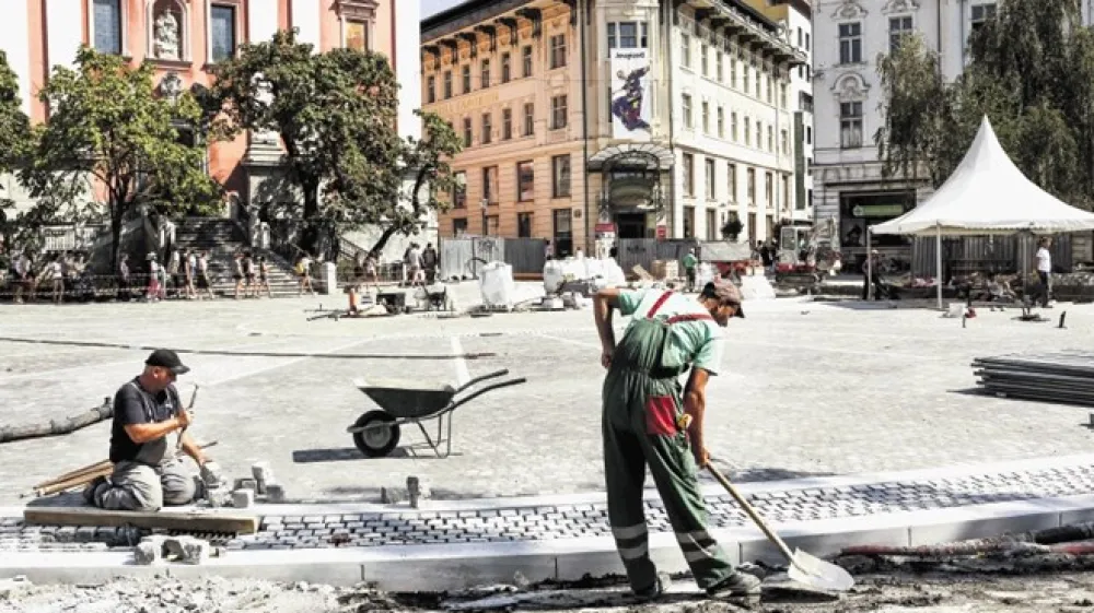 Na občini kot razlog za zamudo pri prenovi Pre&scaron;ernovega trga navajajo slabo vreme in zahtevnost del. Gradbinci naj bi se s trga v celoti umaknili do sredine prihodnjega meseca.