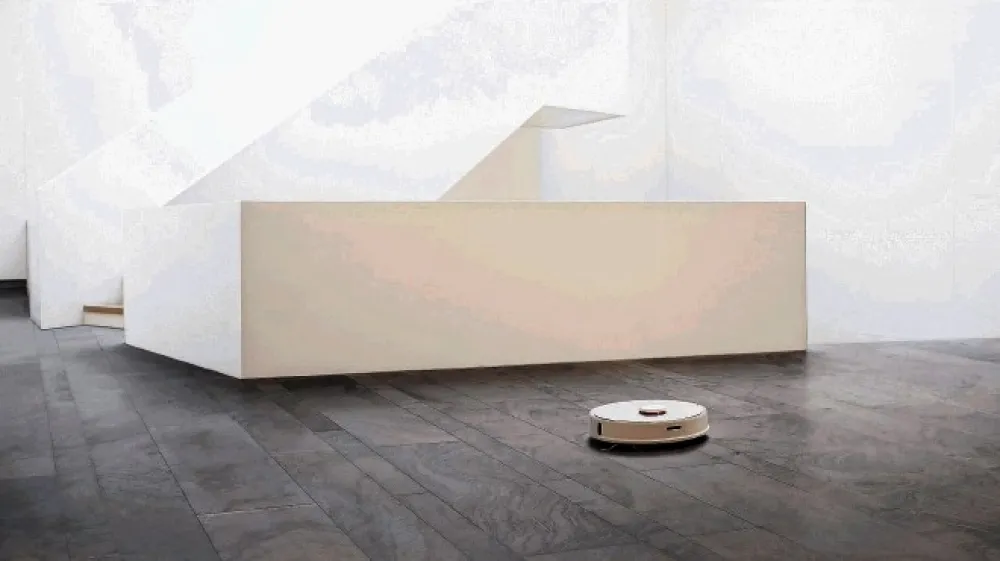 Prek mobilne aplikacije lahko sesalniku dajemo naloge, kdaj naj samodejno čisti, na tlorisu stanovanja pa določimo, kam ne sme iti oziroma kje naj čisti bolj intenzivno.