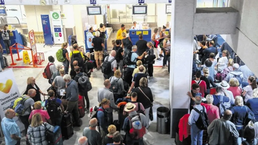 Na tisoče ljudi se zgrinja pred zaprta okenca propadle potovalne agencije Thomas Cook (na fotografiji  prizor s kretskega letali&scaron;ča). Potniki zdaj upajo, da bo zanje poskrbela britanska vlada.