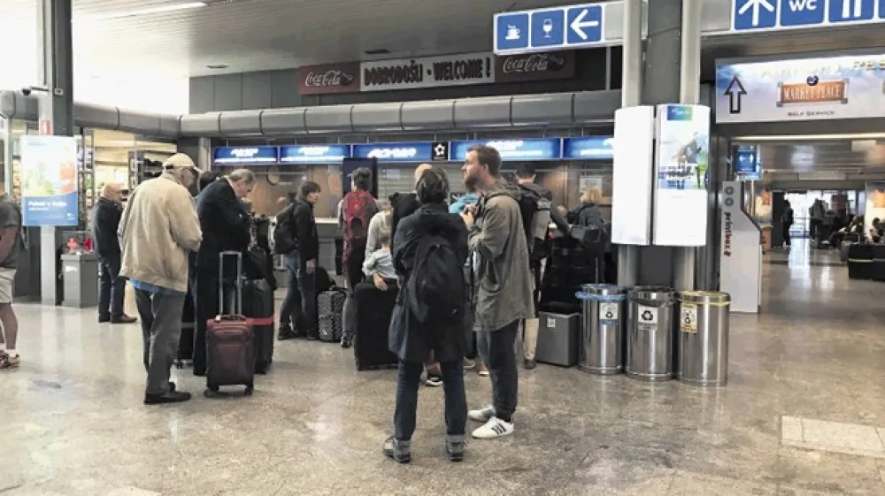 Pred Adriinim okencem z informacijami na brni&scaron;kem letali&scaron;ču je bila včeraj gneča, potniki, ki so po odpovedi letov ostali na Brniku, pa so ugotavljali, da so bolj ko ne prepu&scaron;čeni sami sebi.