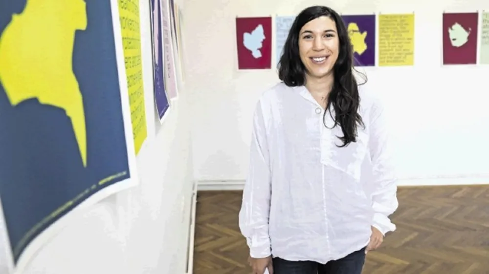 &raquo;Nobena od teh žensk denimo nima oči, v fokusu pa so ustnice &ndash; končno namreč pridejo do besede. Podobe nosijo specifične individualne lastnosti upodobljenk, a so hkrati dovolj univerzalne, da se lahko z njimi identificiramo vsi,&laquo; pojasnjuje Nina Skumavc, kustosinja galerije P74.