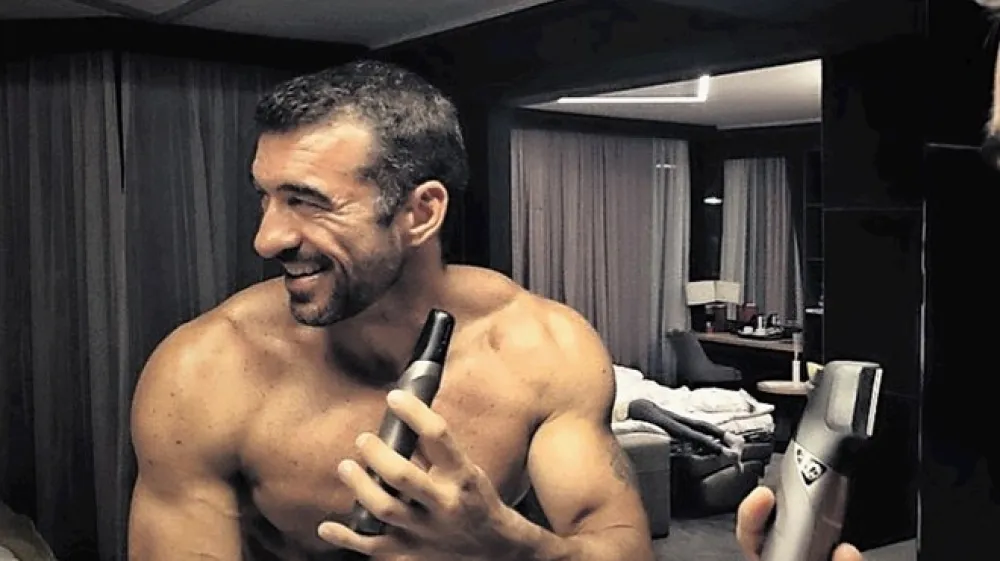 Televizijski voditelj in strasten telovadec Marko Potrč iz dneva v dan presega meje svoje telesne zmogljivosti in mi&scaron;ične mase, zdaj pa se je odločil, da bo investiral &scaron;e v hitrost. &raquo;Pobrij se, Marko. Bo bolj letelo!&laquo; so mu britje celega telesa menda svetovali strokovnjaki za kolesarjenje. Priporočilo je upo&scaron;teval, pri tem pa si kot spretni podjetnik zagotovil celo sponzorja med proizvajalci brivnih aparatov. Ni prepričan, ali je resnično učinkovalo, a na kolesarski dirki na Pagu se je Potrč z gladkim telesom vendarle uvrstil na drugo mesto.