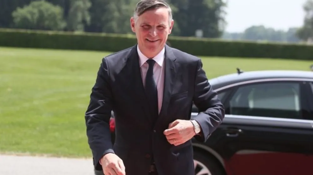 Finančni minister Andrej Bertoncelj je sveženj davčnih zakonov, ki jih je danes potrdila vlada, ocenil kot dober.