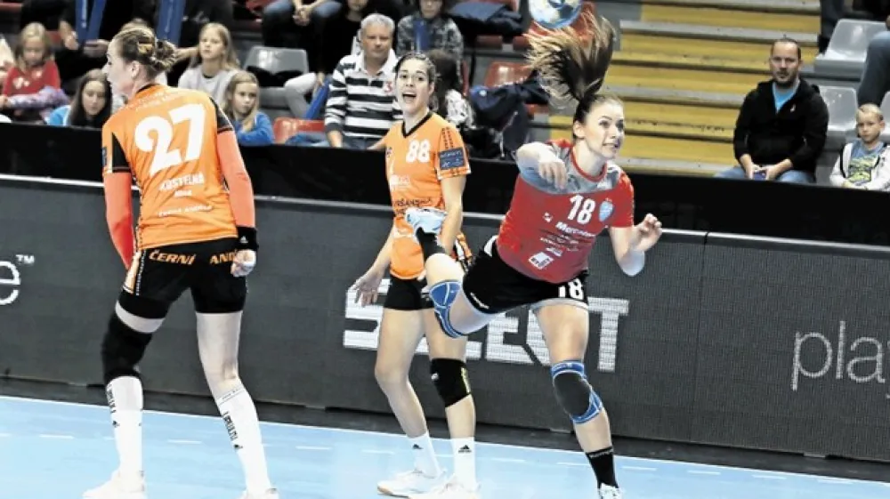 Krimova rokometa&scaron;ica Nina Zulić (z žogo) je bila s &scaron;estimi goli prva strelka dana&scaron;nje tekme proti S&auml;vehofu na &Scaron;vedskem.