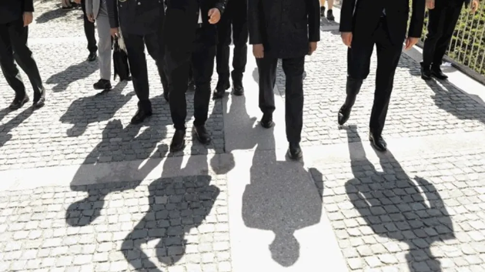 Sova je v ponedeljek  državnemu tožilstvu in policiji naznanila &raquo;znane in neznane storilce zaradi suma storitve več kaznivih dejanj po 260. členu kazenskega zakonika, ki sankcionira izdajo tajnih podatkov&laquo;.