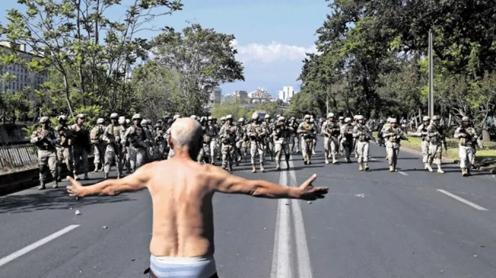 &Scaron;tevilni Čilenci so izzivali policijo in kr&scaron;ili policijsko uro v znamenje protesta proti vladi. Predsednik Pinera je vojsko poslal na ulice večjih mest  po razglasitvi izrednih razmer zaradi nasilja. &raquo;Smo v vojni z vandali,&laquo; je rekel.