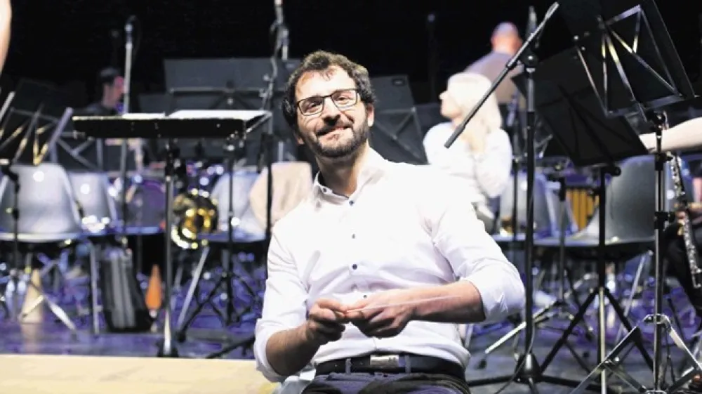 Nejc Bečan, dirigent in umetni&scaron;ki vodja Policijskega orkestra: V letu 2019 diktatorski in represivni dirigenti na uspevajo več. Glasbenike se da za sabo potegniti tudi drugače, najbolj pa s tem, da dela&scaron; dobro in da si popolnoma prepričan o skladbi, partituri, glasbi, ki jo izvaja&scaron;.