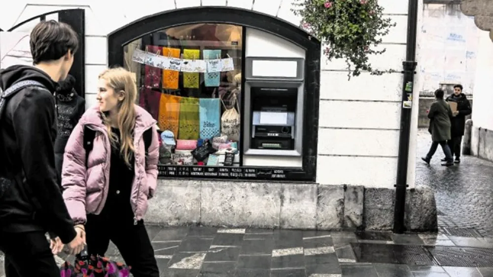 V Stari Ljubljani je bankomat name&scaron;čen nedaleč od tam, kjer je Nova Ljubljanska banka pred leti svojega umaknila.