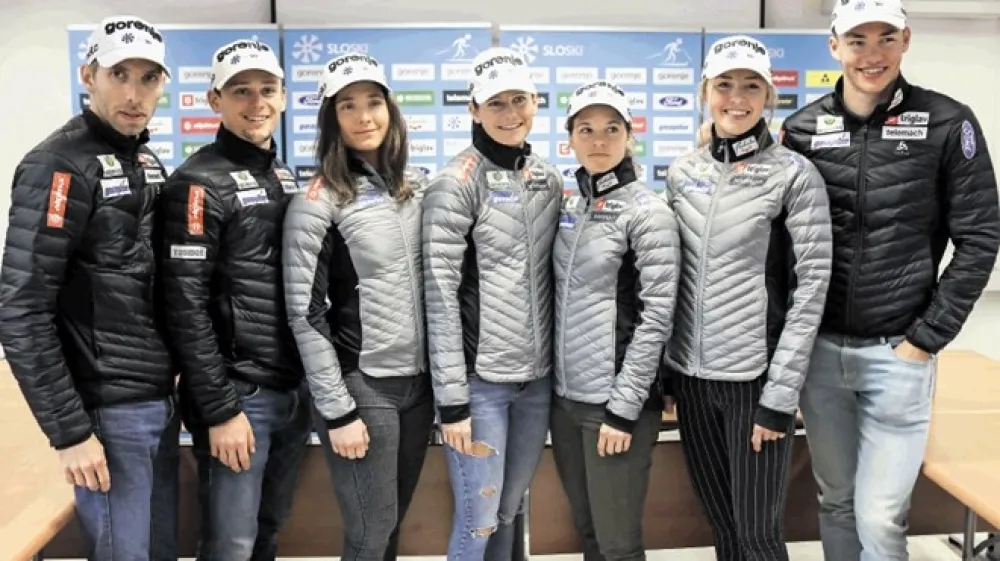 Slovenska reprezentanca v smučarskem teku (z leve): glavni trener Nejc Brodar,  Miha &Scaron;imenc, Eva Urevc, Katja Vi&scaron;nar, Alenka Čeba&scaron;ek, Anamarija Lampič in Janez Lampič
