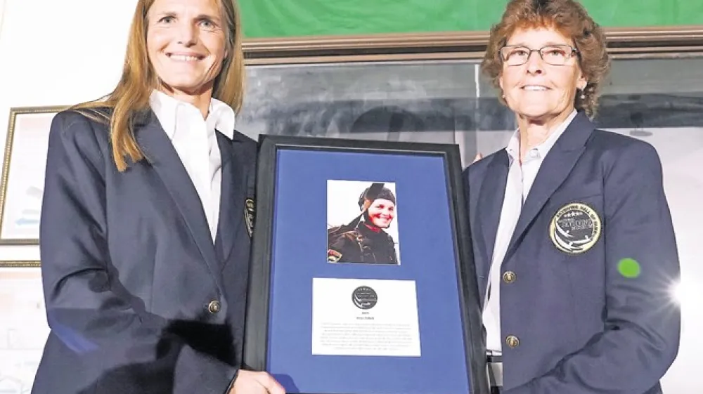 Prvi dami svetovnega padalstva:  Ireni Avbelj (levo) je listino o uvrstitvi v dvorano slavnih izročila Cheryl Stearns.  Foto: osebni arhiv Irene Avbelj