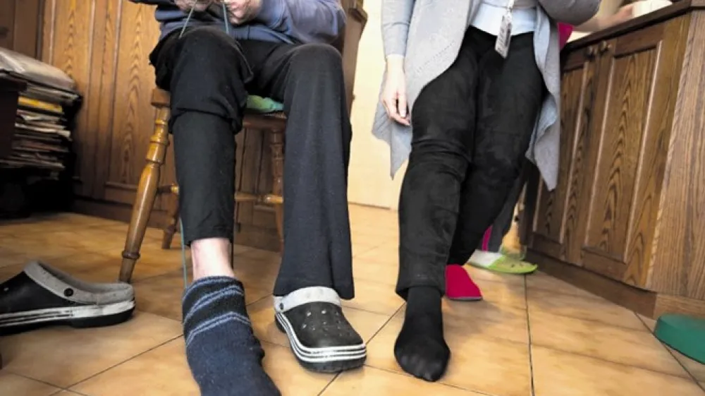 Na Zavodu za oskrbo na domu Ljubljana opozarjajo, da  bi bilo pravično in nujno potrebno, da bi  izvajalcem storitve oskrbe na domu zagotovili vsaj  enako plačo kot osebnim asistentom. Slika je simbolična.