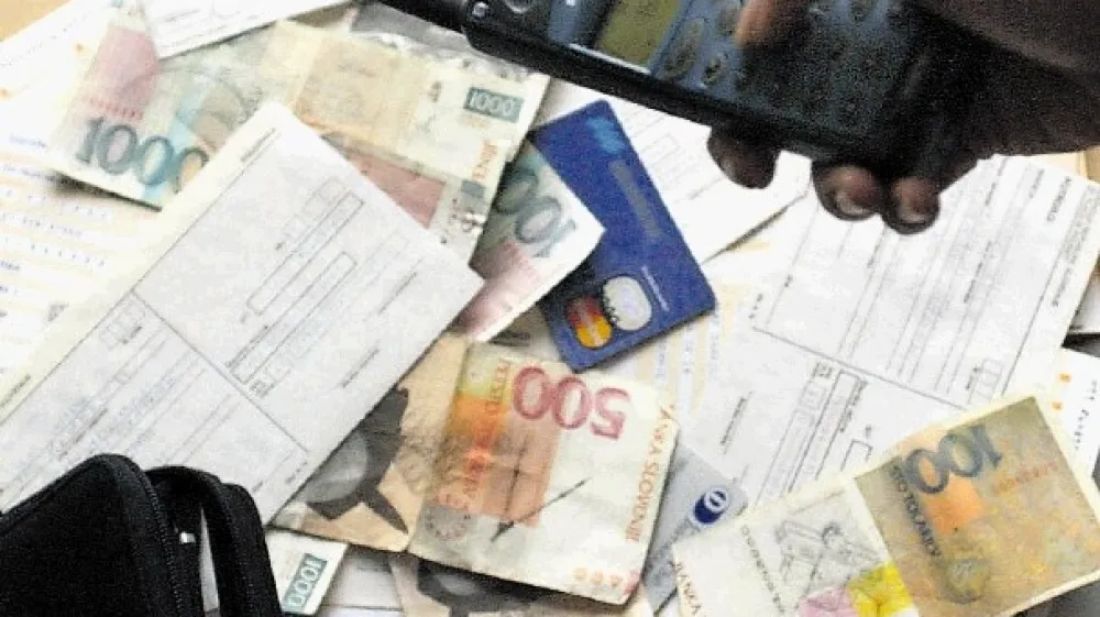 Potro&scaron;niki in poslovni kupci v 17 evropskih državah so lani s plačili računov v povprečju zamujali  21 dni, v  Sloveniji pa kar 32 dni, je pokazala raziskava o plačilnih navadah v Evropi.