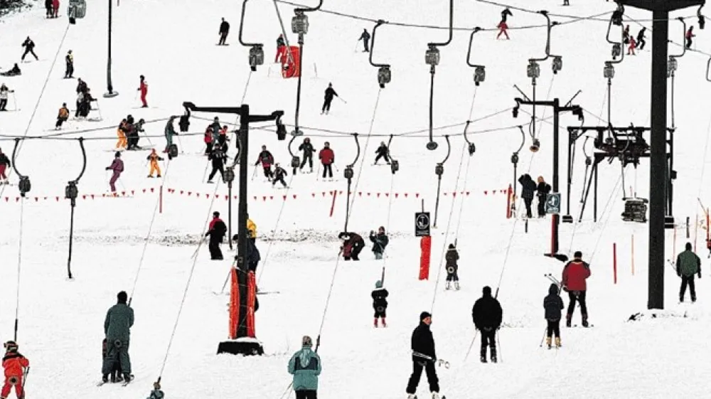 Žični&scaron;ke naprave v Kranjski Gori (na fotografiji) so v povprečju stare skoraj tri desetletja, natančneje 29 let. Pa kranjskogorske žičnice &scaron;e zdaleč niso najbolj zastarele v državi. Velika večina slovenskih smuči&scaron;č ima naprave, ki so v poprečju stare več kot četrt stoletja. Na Kaninu je recimo povprečna starost naprav 33 let, na Mariborskem Pohorju 37 let, rekorderka pa je Velika planina s povprečno 45 let starimi napravami.