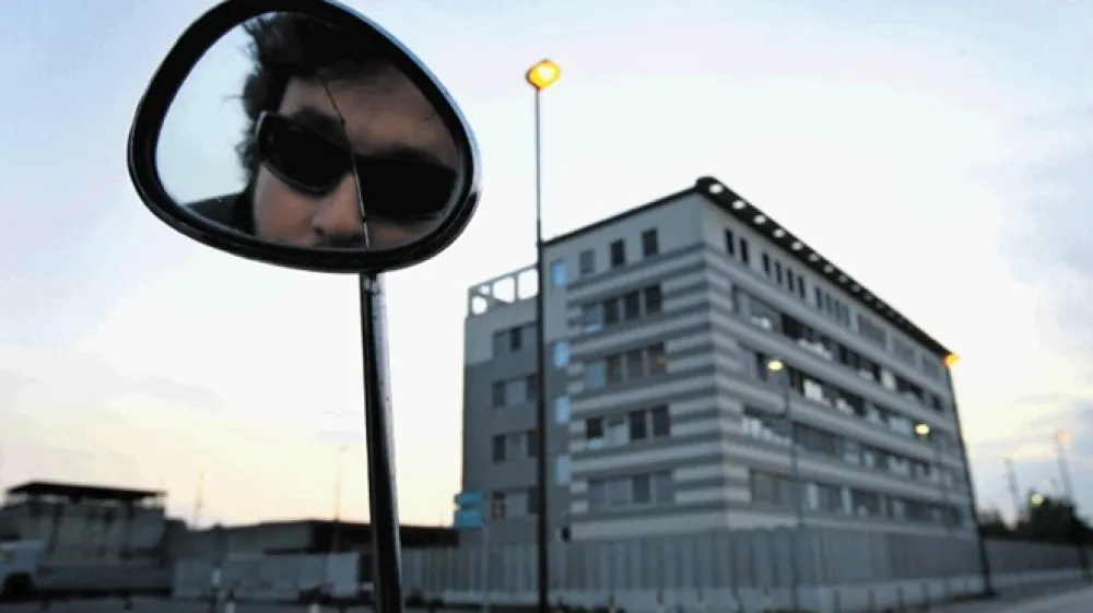 Pobudo za in&scaron;pekcijski nadzor je dala Sova, ker  je ocenila, da za preverjanje zaposlitev na agenciji ni pristojna komisija za nadzor nad obve&scaron;čevalnimi in varnostnimi službami.