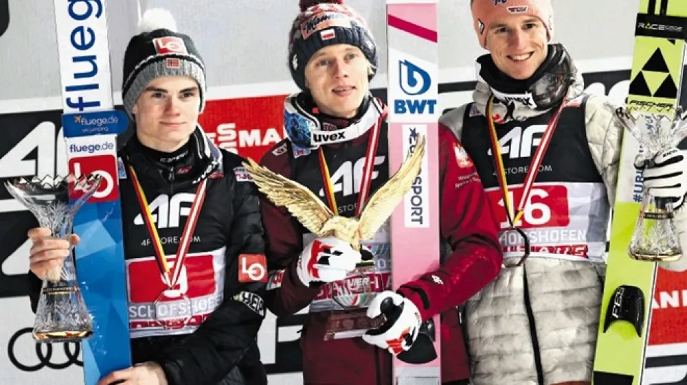 Najbolj&scaron;i trije na danes končani novoletni turneji (z leve): drugouvr&scaron;čeni Norvežan Marius Lindvik, zmagovalec Poljak Dawid Kubacki in tretjeuvr&scaron;čeni Nemec Karl Geiger.