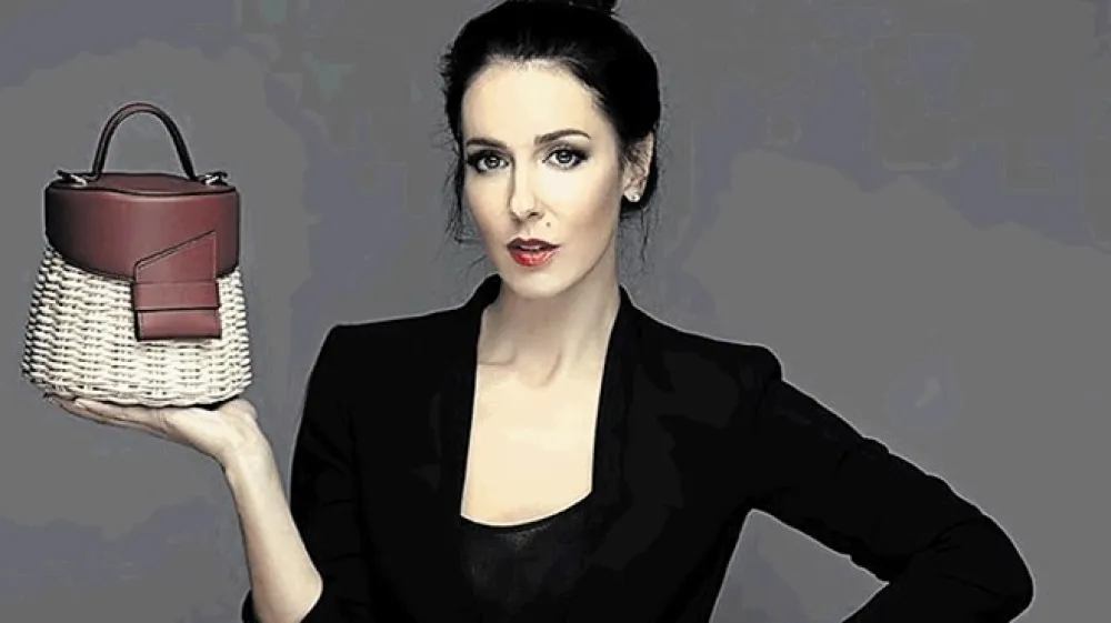 Nekdanja televizijska voditeljica je pred časom na instagramu namignila, da obrača nov list. Omenjala je usodo, kako se ji je življenje čez noč obrnilo na glavo, in izkazalo se je, da ima v mislih posel z dizajnerskimi torbicami iz koruznega ličja. Torbice je oblikovala sama, pletejo jih v Prekmurju in so na voljo pod znamko Lili Inti. Spletna stran razkriva, da morajo stranke za modni kos povprečno od&scaron;teti kar sedemsto evrov. Ustvarjalka za izdelke sicer pravi, da so njen modni prispevek svetu, nekak&scaron;na &raquo;Jane Birkin&laquo; torbica za enaindvajseto stoletje.