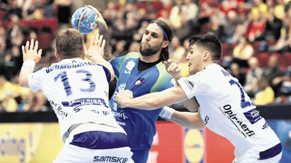 Dean Bombač (z žogo): Ni predaje, &scaron;e zmeraj ostaja vse v igri. Ne smemo razmi&scaron;ljati le o kvalifikacijah za olimpijske igre. Tukaj &scaron;teje le kolajna. Vsaj zame.