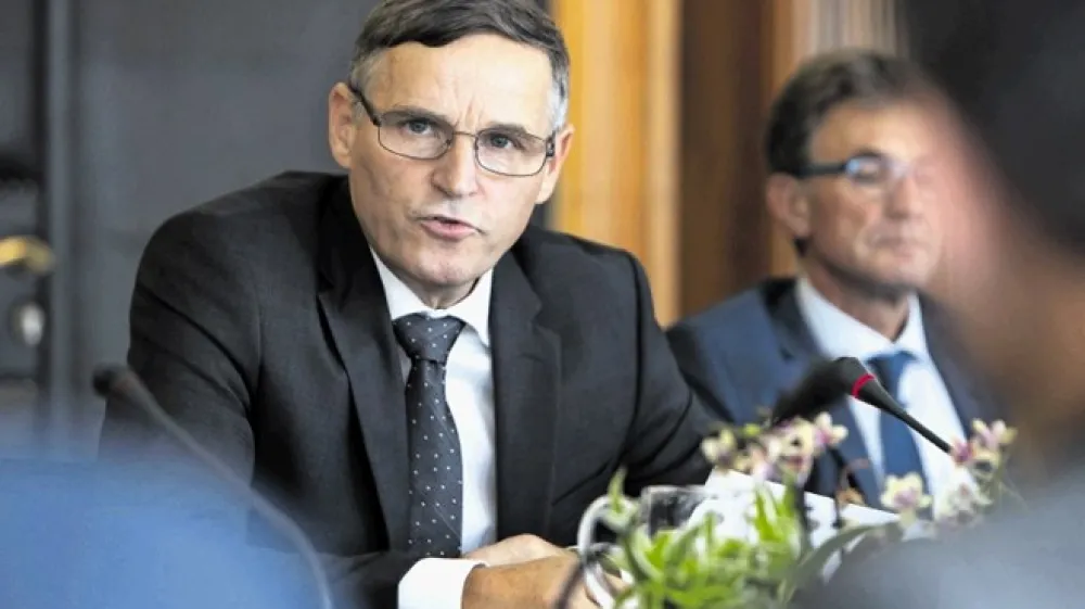 Finančni minister Andrej Bertoncelj je prej&scaron;nji teden javnosti sporočil, da se ne strinja s predlogom zakona o ukinitvi dopolnilnega zavarovanja, če ta vsebuje določbo o neomejenem proračunskem financiranju.