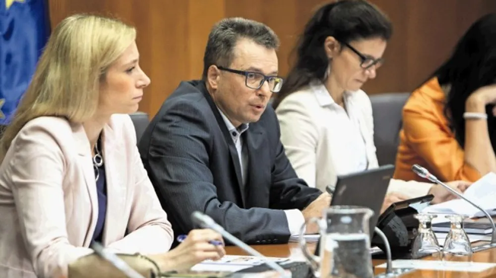 Predsednik odbora za notranje zadeve Zvone Černač je odločitev, da ne upo&scaron;teva glasov koalicijskih poslancev, utemeljil z razlago, da ti niso preklicali obstrukcije seje.