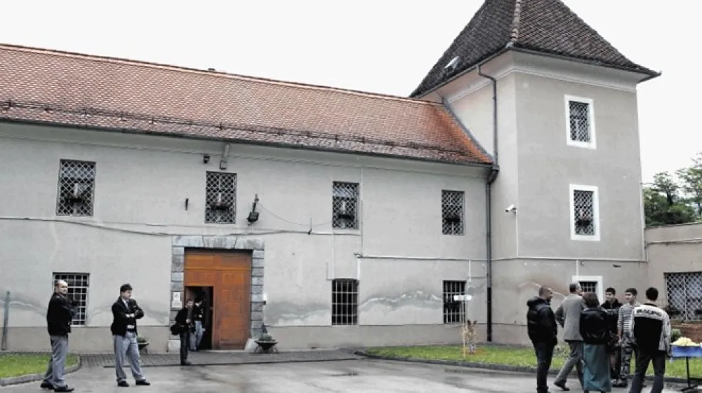 Sodi&scaron;ča so leta 2017  mladoletnikom izrekla 269 kazni, med katerimi  je bila desetina ukorov in več kot četrtina različnih navodil ter prepovedi. Polovica izrečenih kazni se je nana&scaron;ala na nadzor centra za socialno delo, manj kot desetina  pa na napotitev v zavode ali v mladoletni&scaron;ki zapor.