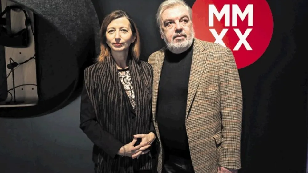 Oblikovalci ne smejo biti več zgolj tehnokrati, ki se odzivajo na naročila poslovnih okolij in globalnih ekonomij, temveč morajo biti tudi aktivisti, vizionarji, povezovati se morajo s sociologi, filozofi, opozarjata Danijela Grgić in Jurij Dobrila iz Dru&scaron;tva oblikovalcev Slovenije.