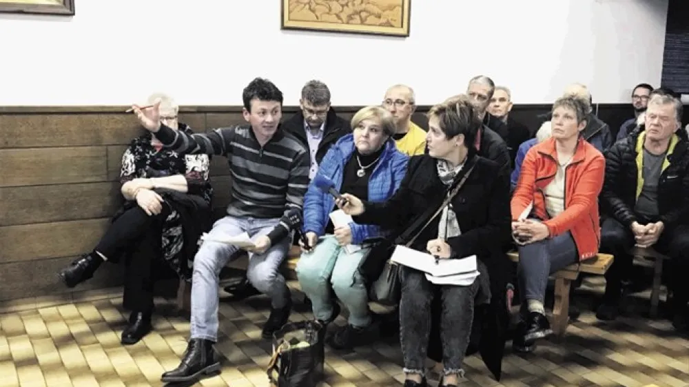 Janez Habjan iz Civilne iniciative Zali Log (v prvi vrsti drugi z leve) poudarja, da so va&scaron;čani Zalega Loga solidarni z Železnikarji, a je prepričan, da bi morali za zadrževalnik za  poplavno varnost Železnikov tudi sami dobiti kaj v zameno.