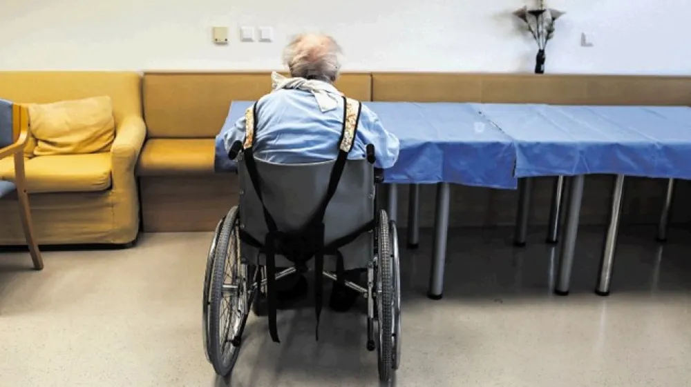 V skladu z novo zakonodajo so centri za socialno delo z resornega ministrstva prejeli navodila,   naj prenehajo postavljati skrbnike le za posamezne primere, če so izpolnjeni pogoji, da starostniku oziroma bolniku postavijo trajnej&scaron;ega skrbnika.