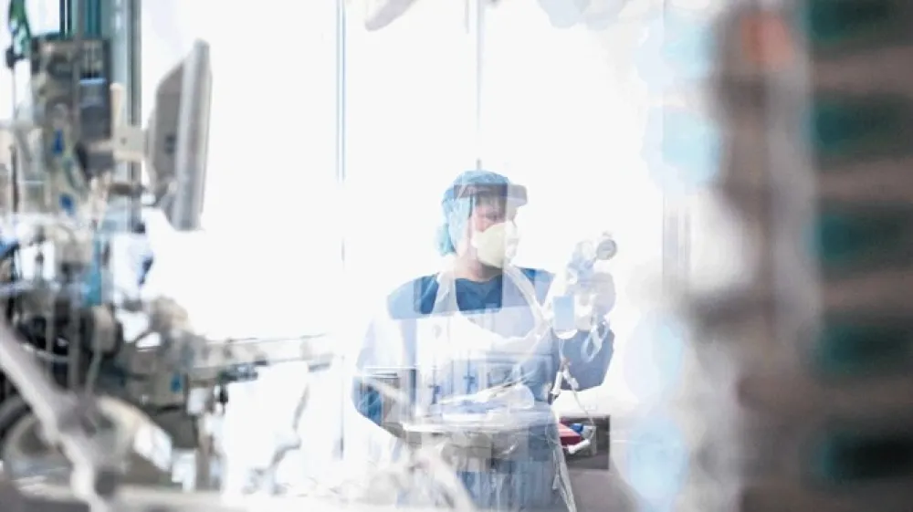 Premožni Rusi si kupujejo respiratorje, a ti jim brez iz&scaron;olanega osebja ne morejo pomagati.