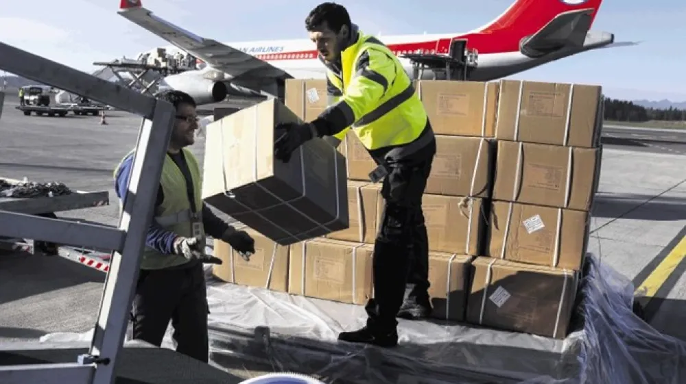 Joc Pečečnik je v minulih dneh v Slovenijo pripeljal tudi 400.000 za&scaron;čitnih očal, kar za dvanajstkrat presega potrebe v zdravstvu in domovih za ostarele. V zavodu za blagovne rezerve pravijo, da so očala tudi za lekarne, a jih v lekarni&scaron;ki zbornici postavljajo na laž.