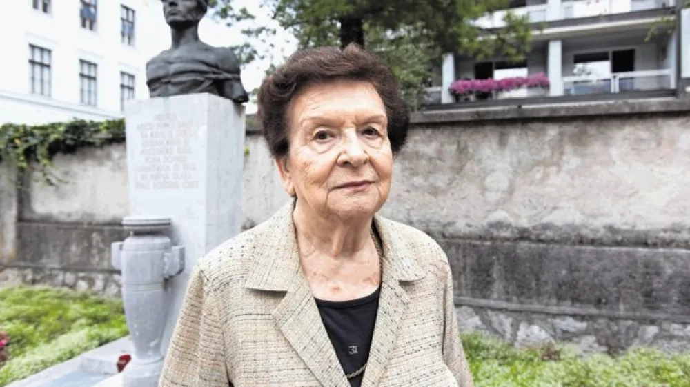 Tam, kjer je zdaj dom upokojencev, je bila takrat hiralnica, pred njo pa ograja. Pred to ograjo so postavili talce in streljali. Ta ograja je bila vsa krvava.