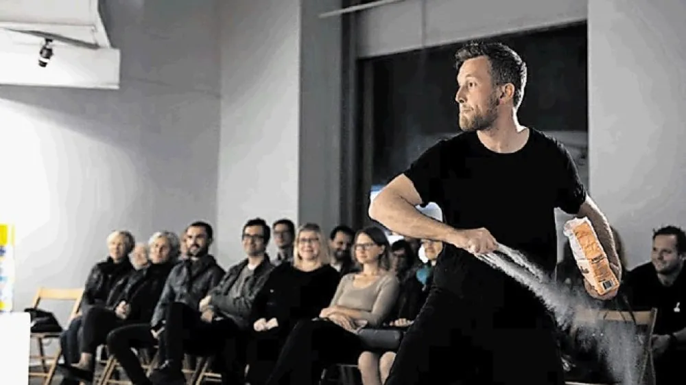 Miha Fir&scaron;t v performansu Komedija o artu, kjer se je začela Večna skladba, ki bo trajala v neskončnost.