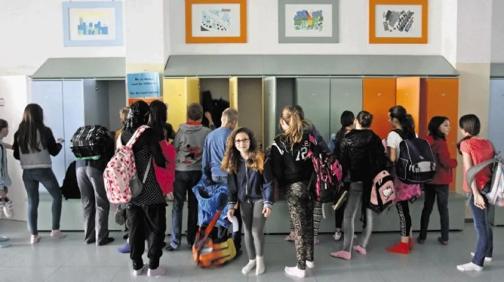V osnovne &scaron;ole se prihodnji teden vrača običajni utrip. Do srede se bodo vrnili vsi, ki so se doslej &scaron;olali od doma.  Srednje&scaron;olci pa se, razen zaključnih letnikov, v tem &scaron;olskem letu ne bodo več vrnili v &scaron;ole.