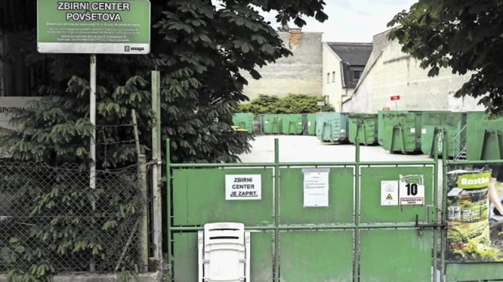 Nekateri občani so v minulih dneh odpadke, ki so jih želeli oddati v zbirni center v Pov&scaron;etovi, a naleteli na zaprta vrata, pustili kar pred vhodom.