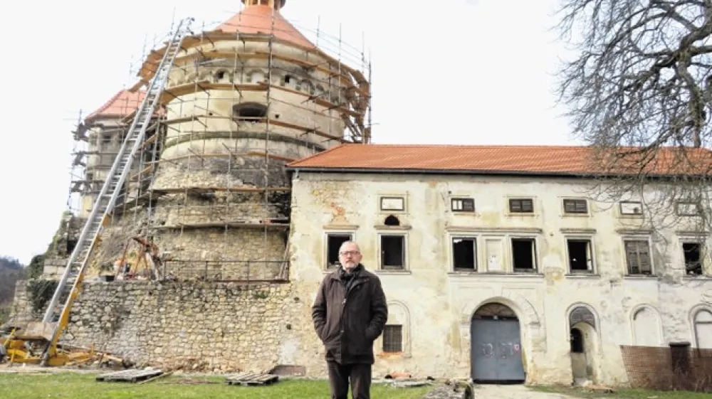 &raquo;Odnos države do tovrstne kulturne dedi&scaron;čine je tak, kot da te dedi&scaron;čine skorajda ni. Ministrstvo očitno ne razume, da je dedi&scaron;čina odgovornost. Takoj zatem pridemo do ponosa, odnosa do lastne identitete,&laquo; pravi lastnik gradu Lemberg pri Novi Cerkvi Franci Zidar.