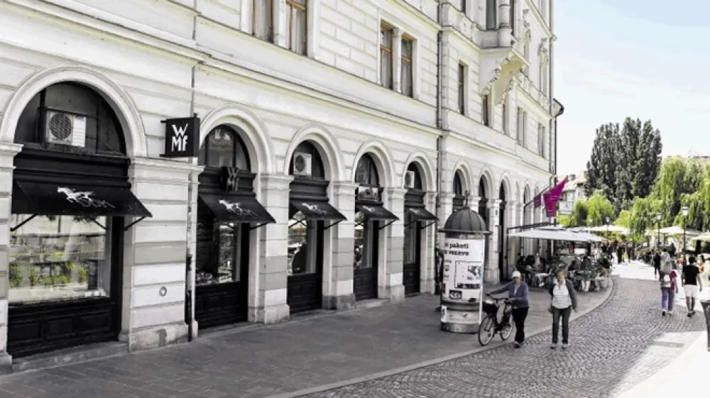 Mestna občina Ljubljana za dva poslovna prostora v Filipovem dvorcu mesečno dobi skoraj 11.000 evrov najemnine.