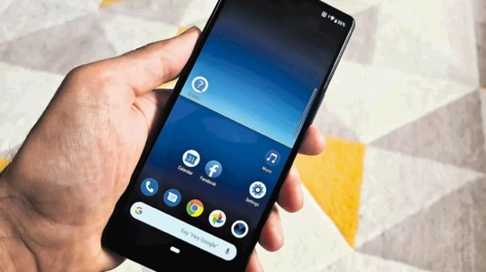 Xperia l4 ima udoben podolgovat dizajn,  ob straneh pa je tudi veliko obrobe.