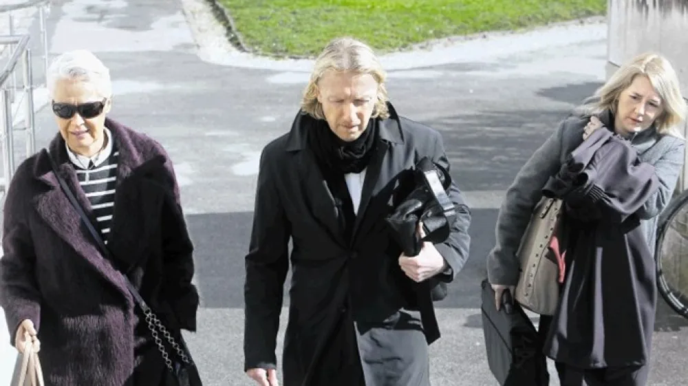 Bo&scaron;tjan Nagode, na fotografiji  z odvetnicama Tadejo Erzin Potočnik (levo) in Betko Vreček Močnik, je na sodi&scaron;ču zanikal tožilske očitke.