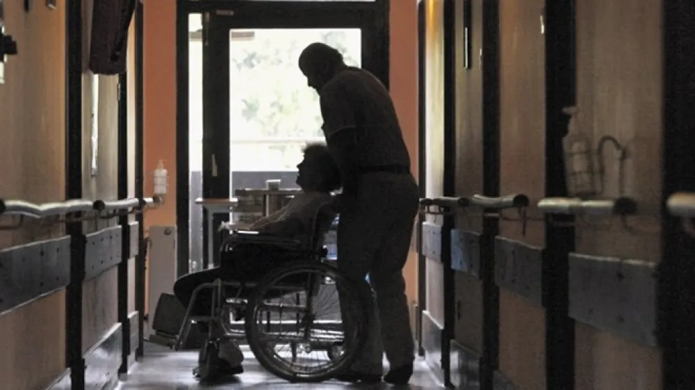 Domovi za starej&scaron;e zahtevajo, da se okužene stanovalce namesti v zunanjih enotah, pri tem pa se sklicujejo na izjavo ministra Gantarja, da so prostori v tretjini domov neprimerni.