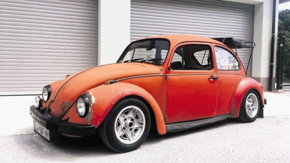 Priljubljeni Volkswagnov hro&scaron;č je eden najbolj prepoznavnih avtomobilov vseh časov, izdelovali so ga tudi v Sarajevu, in sicer po zadnji nem&scaron;ki različici.