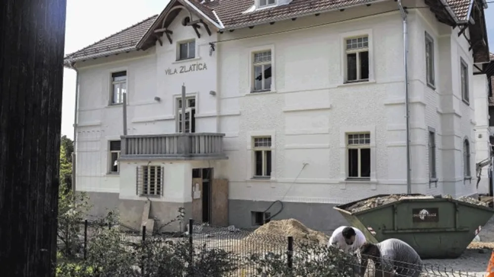Prenova vile nekdanjega  ljubljanskega župana Ivana Hribarja in njegove hčere Zlatice bo končana v začetku prihodnjega leta.
