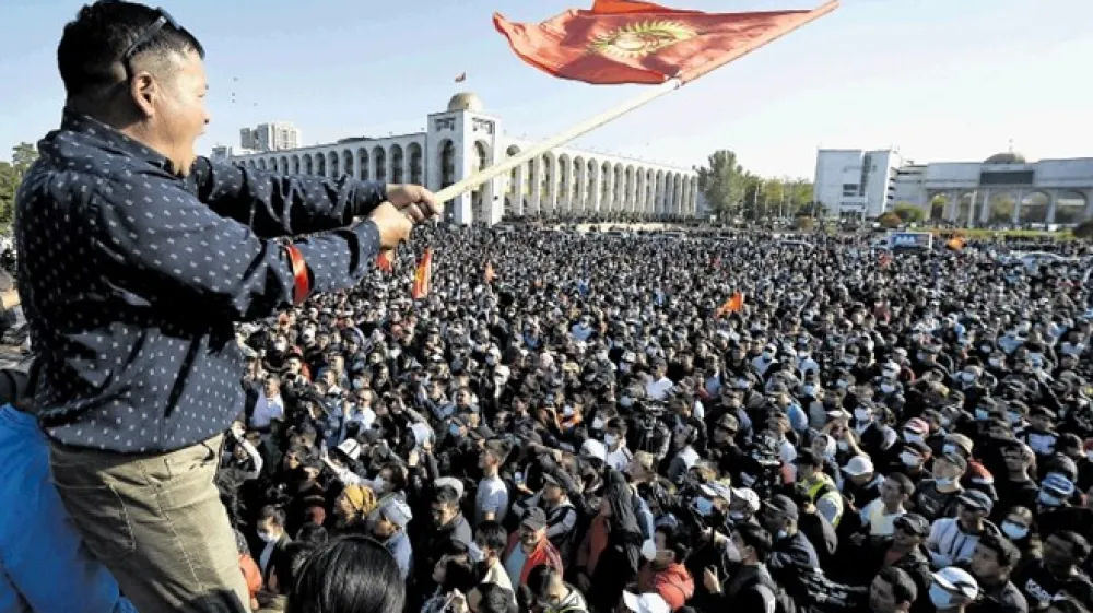Kirgizi v prestolnici Bi&scaron;kek protestirajo proti rezultatom parlamentarnih volitev. Protesti so prerasli v državni udar in vzpostavitev vzporednih struktur oblasti.