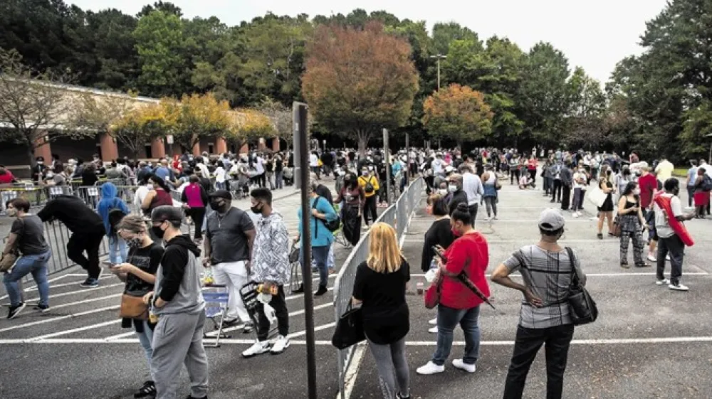 Volilci v Marietti  v dolgi vrsti čakajo na oddajo glasu ob začetku predčasnih volitev v Georgii.