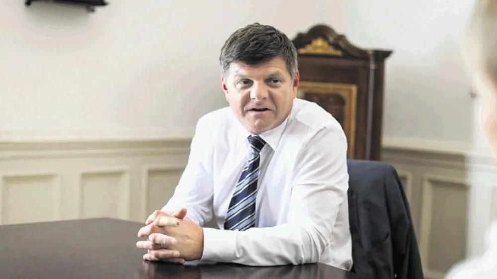 Predsednik ljubljanskega okrožnega sodi&scaron;ča Marjan Pogačnik je zaradi neprimernega vedenja v zasebnem času sodnici Ani Testen odvzel primere in jo poslal na okrajno sodi&scaron;če v Kamnik.