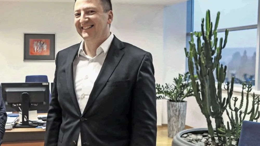 Skoraj&scaron;nji generalni direktor HSE Viktor Vračar je bil od  maja lani poslovni direktor HSE, avgusta lani pa je postal &scaron;e generalni direktor Termoelektrarne &Scaron;o&scaron;tanj, potem ko je to funkcijo opravljal kot vr&scaron;ilec dolžnosti.