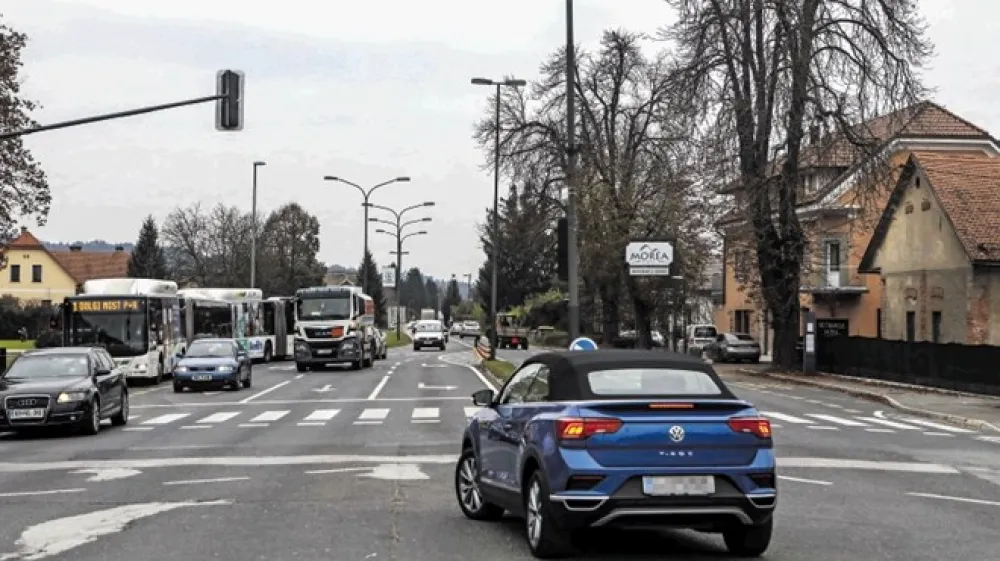 Celov&scaron;ko cesto naj bi tudi od Vižmarij do Stanežič &scaron;irili v &scaron;estpasovnico, da bodo en vozni pas lahko namenili LPP. &Scaron;tiripasovnica očitno ne bi zadovoljila cestnih apetitov občine, Darsa in direkcije za infrastrukturo.