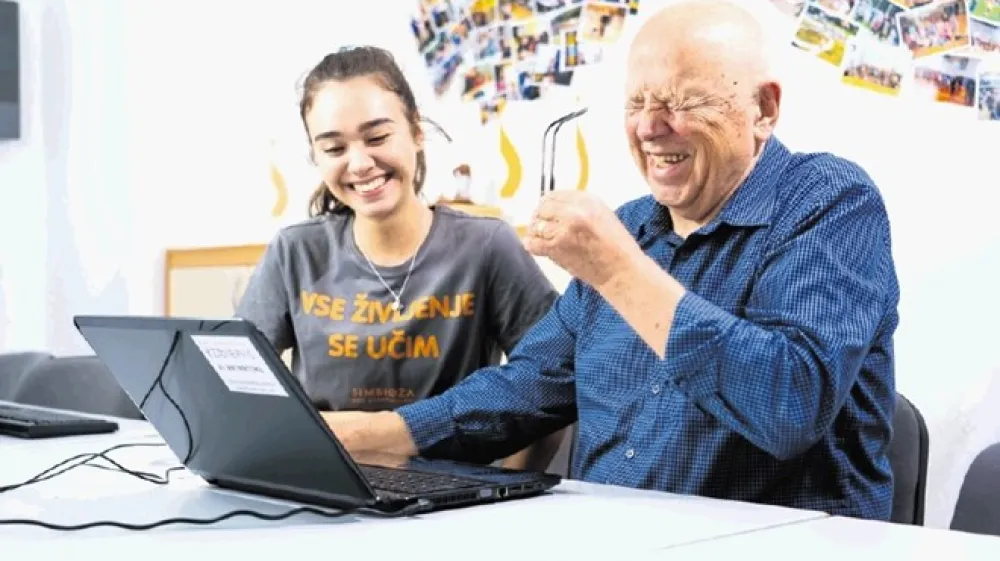 Cilj skupnosti, ki jih sku&scaron;ajo oblikovati na &scaron;olah, je izmenjava znanja med različnimi generacijami.