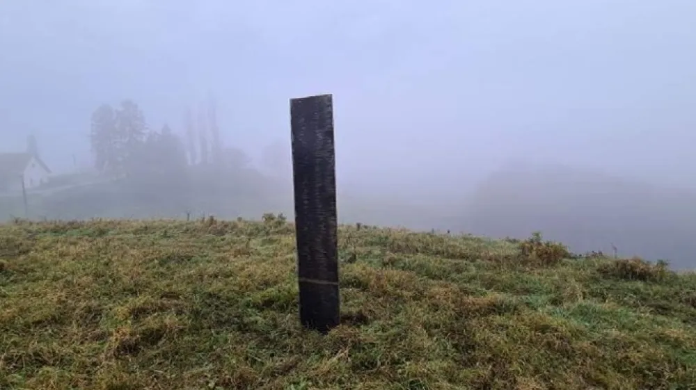 Struktura, visoka približno tri metre s tremi okoli petdeset centimetrov &scaron;irokimi stranicami, je neznanega izvora.