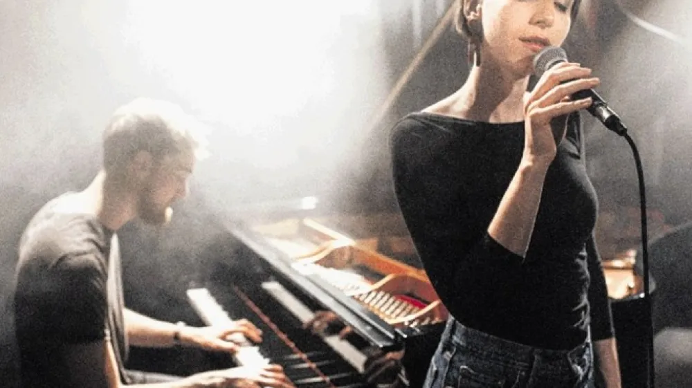 Jazzovska pevka Ana Čop in nem&scaron;ki pianist Thil Seevers, ki se družita pod imenom ACTS!, sta nedavno izdala svoj prvi album, ki sta ga posnela v Gradcu, založila pa ga je primorska založba Klopotec. V teh dneh pa je iz&scaron;la že tudi njuna nova skladba The Great Pinewood.