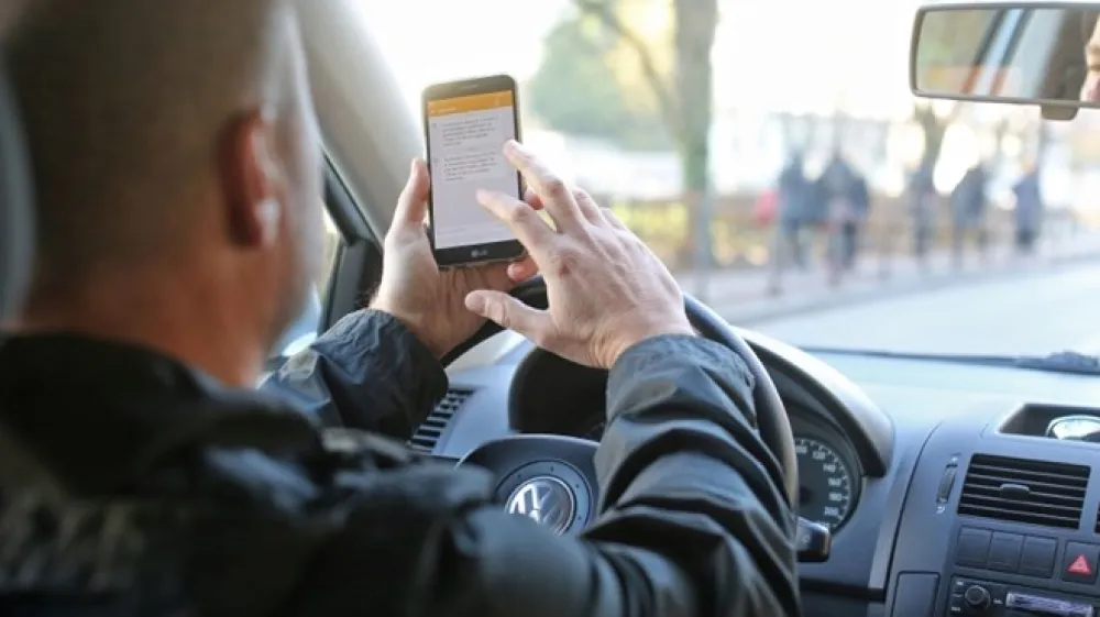 Vlada je obravnavala predlog novele zakona o pravilih cestnega prometa, ki predvideva bistveno nižje kazni za prekoračitve hitrosti in vi&scaron;je kazni za uporabo telefona med vožnjo.